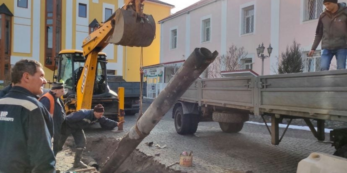 У Вінниці біля пам'ятника Шевченку зруйнували бруківку - ремонтували трубопровід