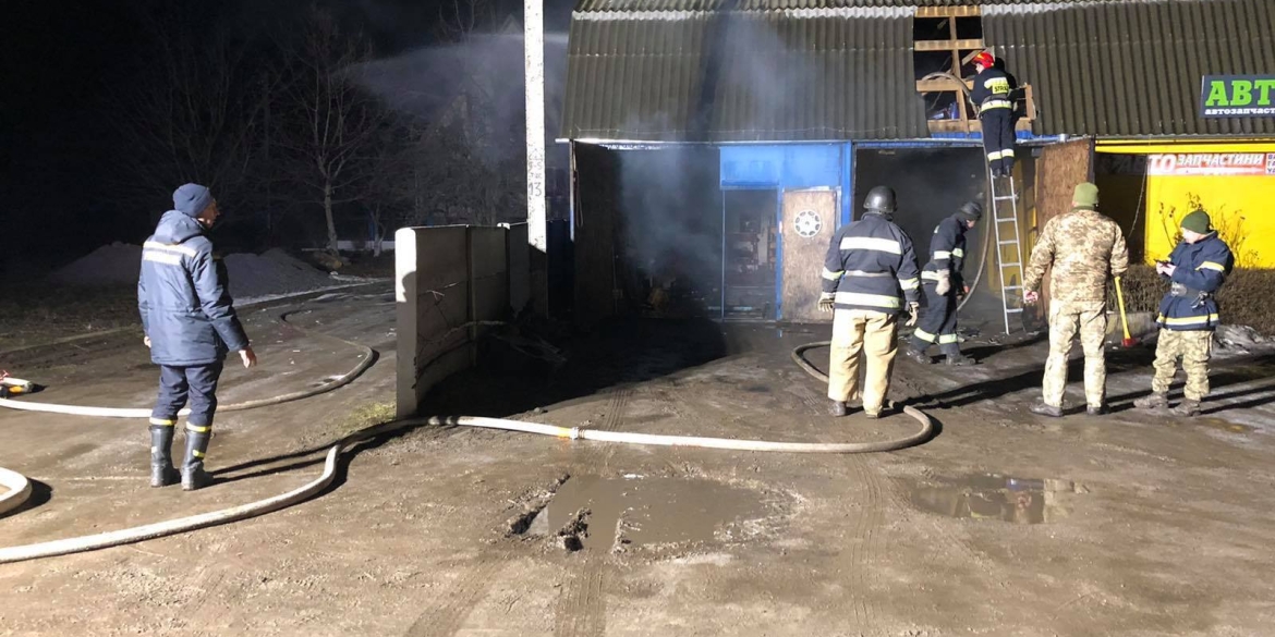 В Калинівці військові допомогли рятувальникам гасити пожежу в магазині автозапчастин