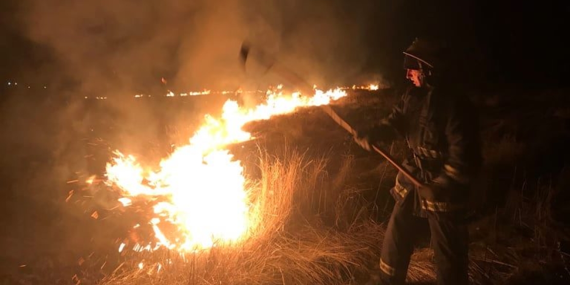 Рятувальники Вінниччини щодня ліквідовують нові загоряння сухої рослинності