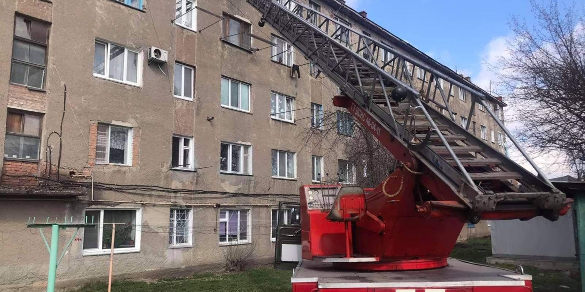 У Вінниці викликали рятувальників, щоб розблокувати двері квартири
