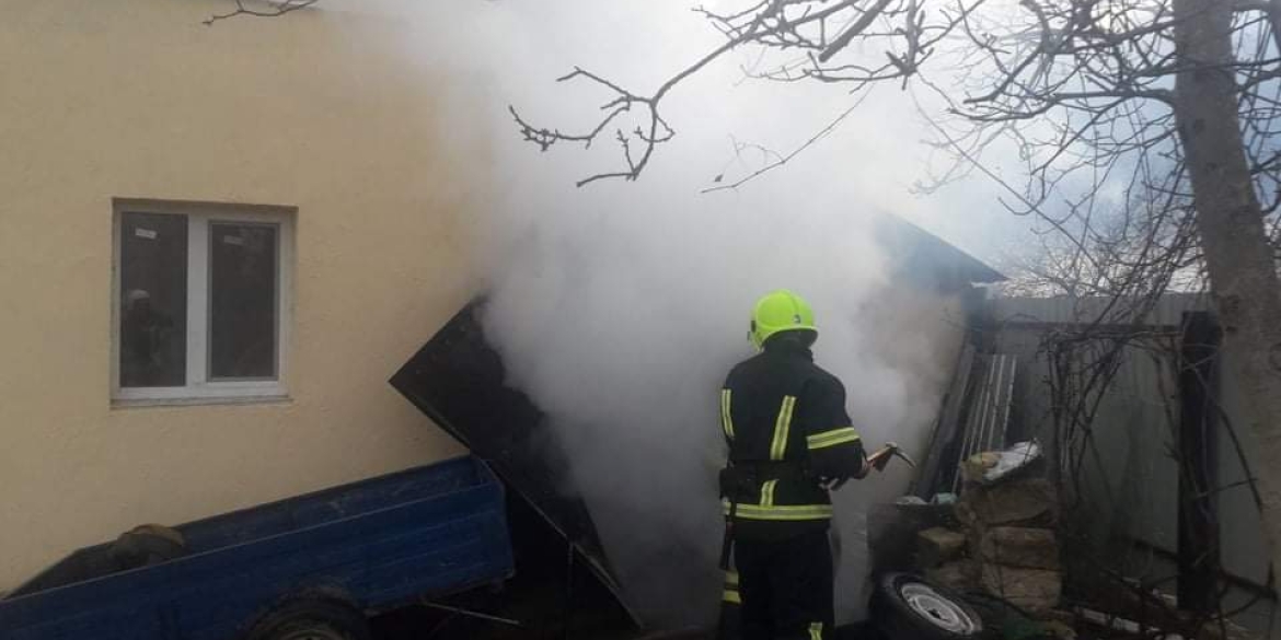 В Луці-Мелешківській вогнеборці гасили пожежу в гаражі
