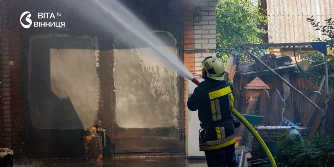 18 рятувальників гасили пожежу приватного будинку у Вінниці