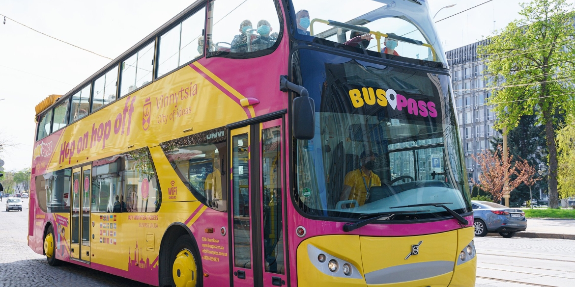 Юні вінничани стали першими пасажирами екскурсійного автобуса-кабріолета