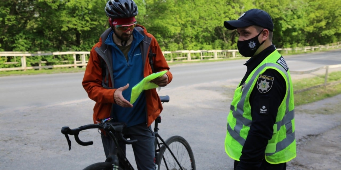 Поліцейські роздавали вінницьким велосипедистам світловідбиваючі жилети