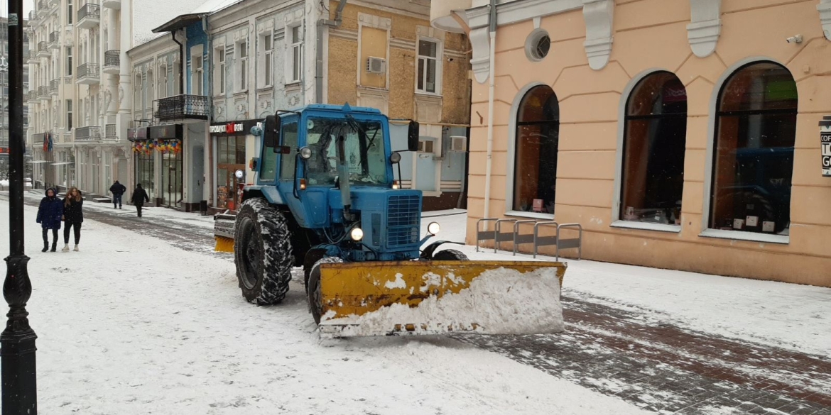 З шостої ранку комунальні служби прибирають місто від снігу