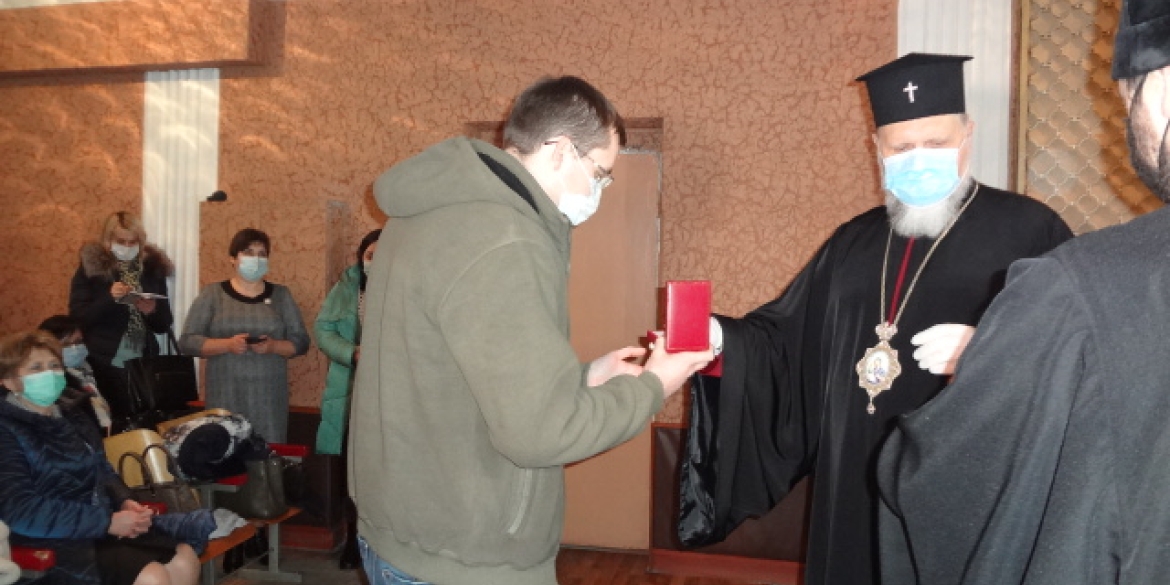 Архієпископ Михаїл нагородив медпрацівників вінницьких лікарень