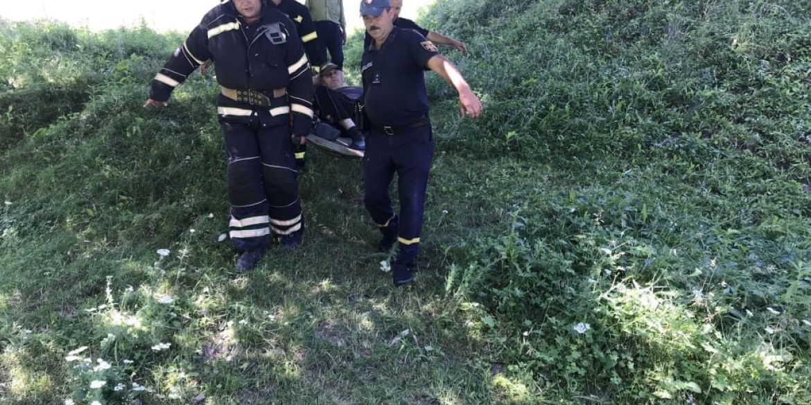 В Теплику рятувальники допомогли чоловікові, який впав у канаву