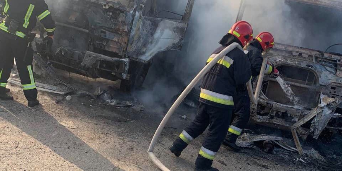 На території одного з підприємств у Вінниці сталась пожежа: згоріли дві вантажівки