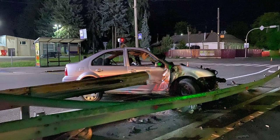 Моторошне ДТП у Вінниці:  залізний відбійник наскрізь пробив салон авто