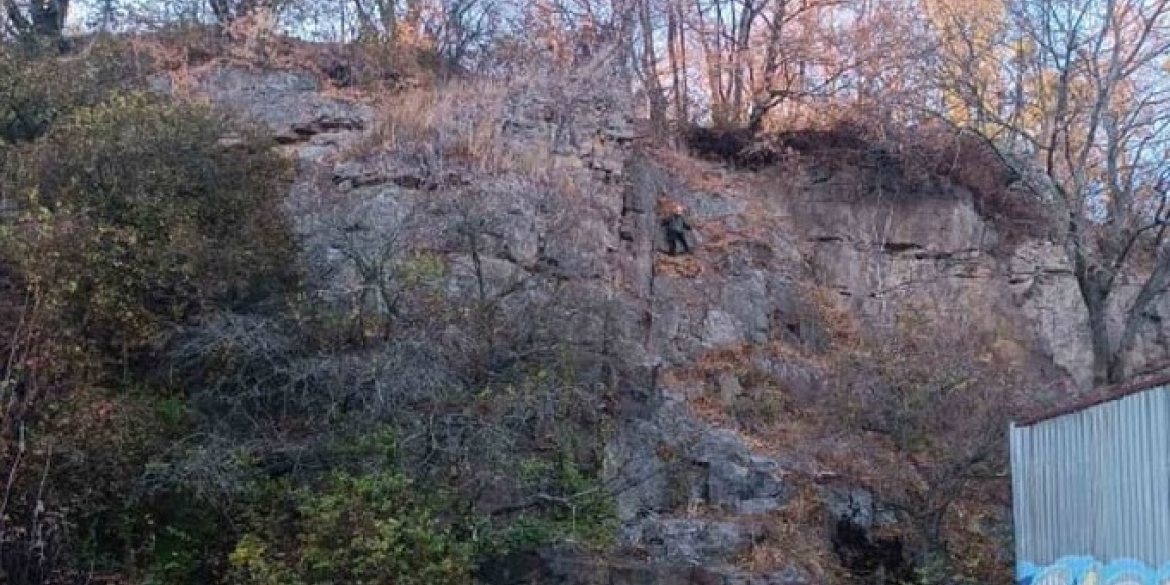 У Вінниці рятували хлопчика, який заліз на скелю