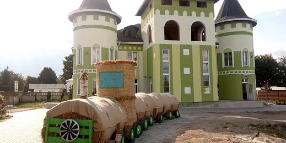 У Подільському зоопарку у Вінниці встановили  десятиметровий потяг із соломи