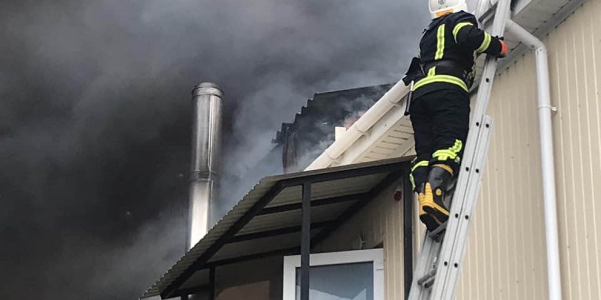 Вінницькі рятувальники локалізували пожежу на складах