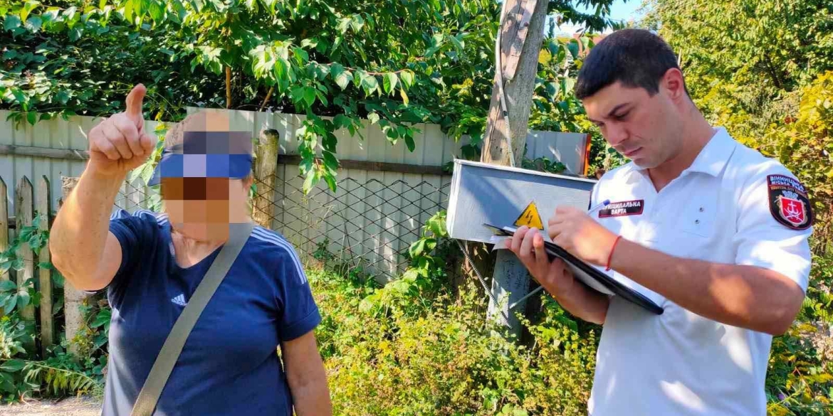 Конфлікт із "душком": у Вінниці жінка викидала екскременти на  сусідський паркан