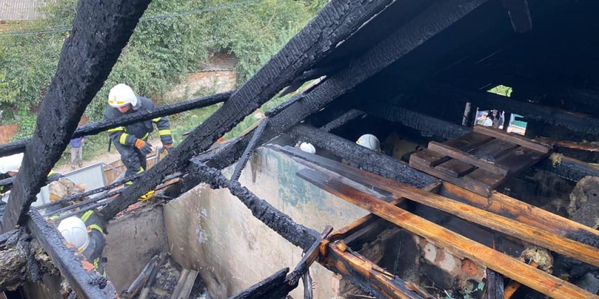 У Вінниці мешканці приватного будинку через пожежу залишились без даху над головою