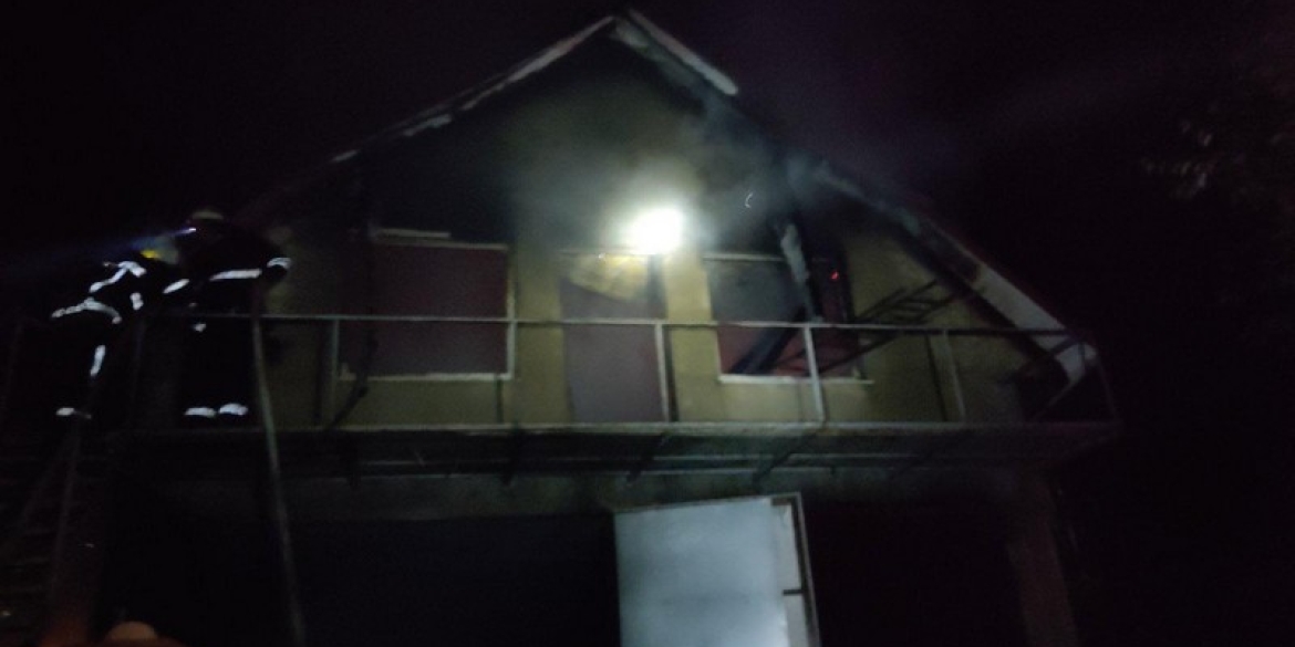 В Тростянці через коротке замикання електромережі загорівся гараж