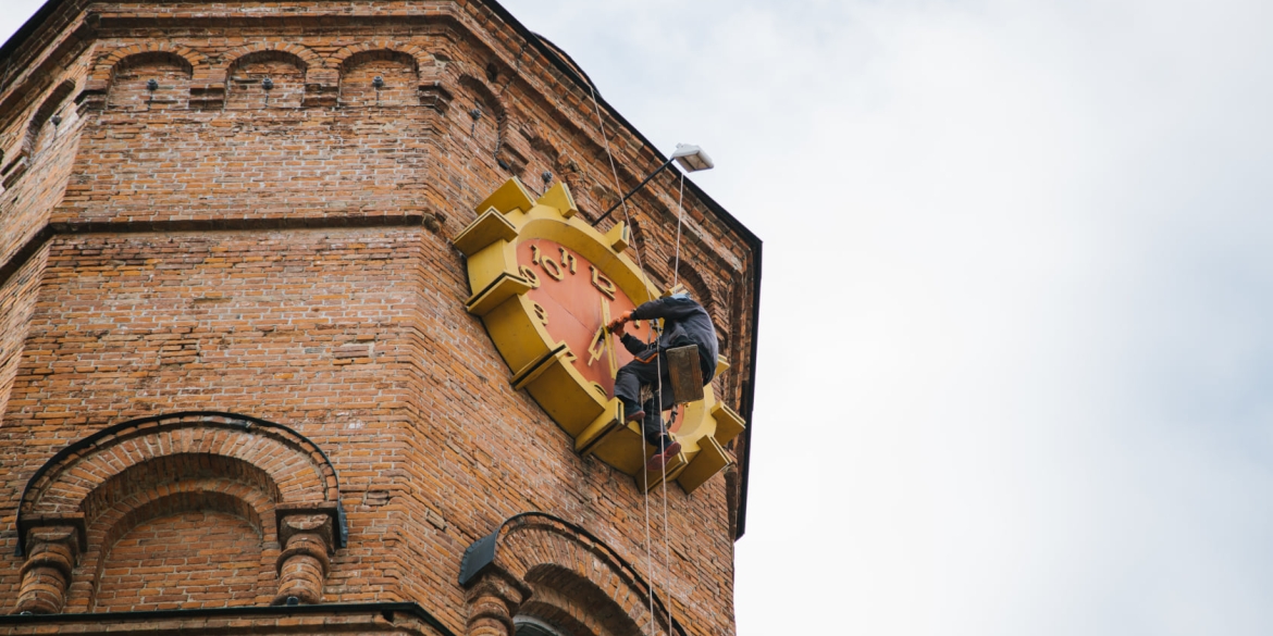 Один із годинників вінницької Вежі відправили на ремонт