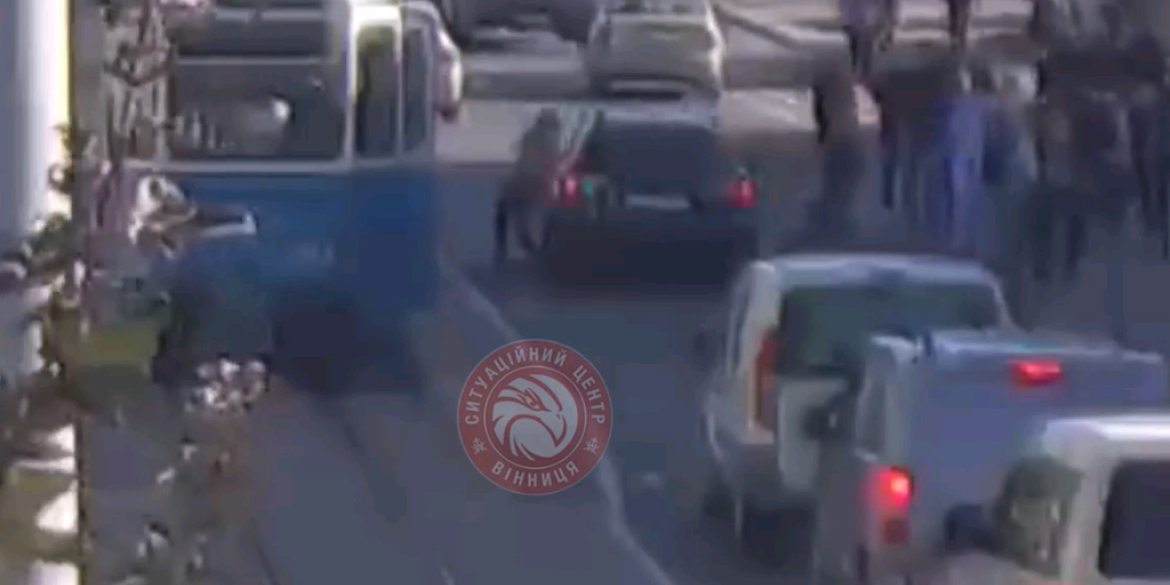 На вулиці Замостянській водій Mazda травмував вінничанку, яка вийшла з трамваю