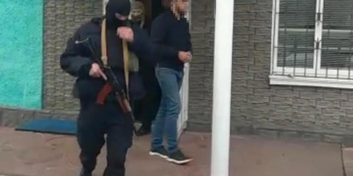 Напад на виборчу комісію в Тульчині: поліцейський застосував зброю