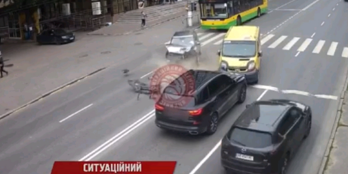 У Вінниці на вулиці Пирогова зіштовхнулись три авто