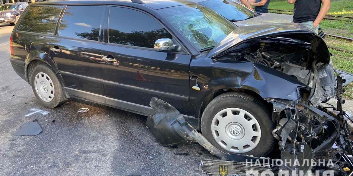 На Хмельницькому шосе зіштовхнулись два автомобіля Volkswagen: є постраждалі