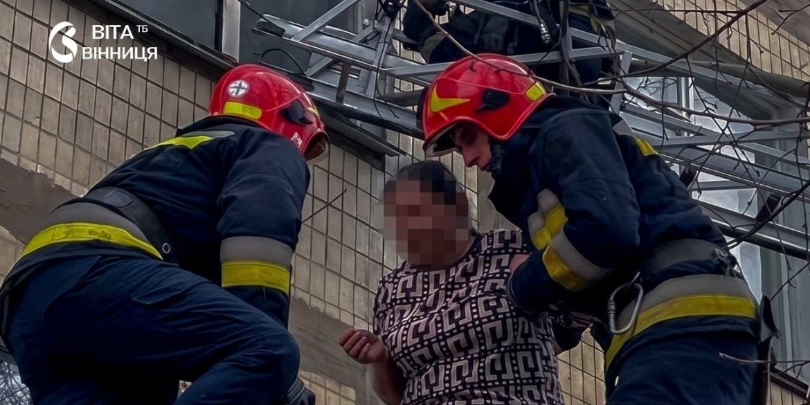 Рятувальники ДСНС евакуюють мешканку будинку на Вінниччині під час опалювального сезону