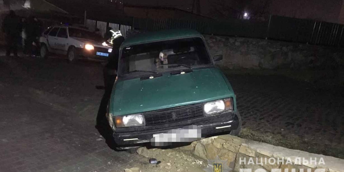 У Могилів-Подільському нетверезий молодик на краденому авто в’їхав у паркан