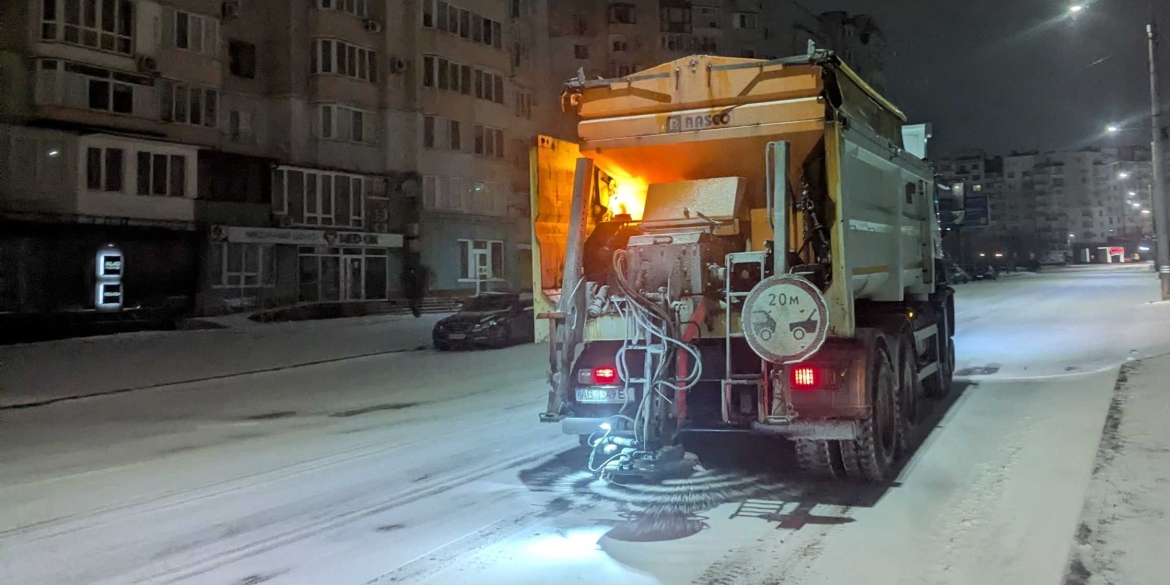 32 одиниці техніки залучили до розчищення вулиць Вінниці від снігу