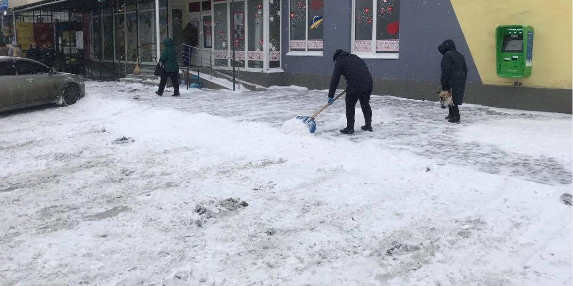 36 снігоприбиральних авто прибирають Вінницю від снігу