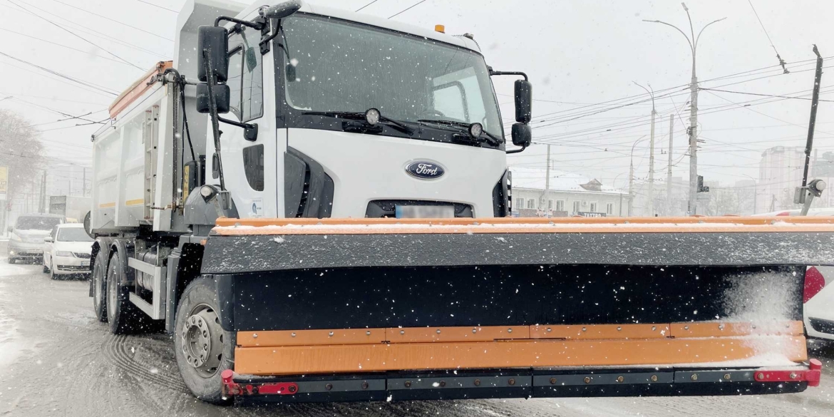39 одиниць спецтехніки розчищають Вінницю від снігу