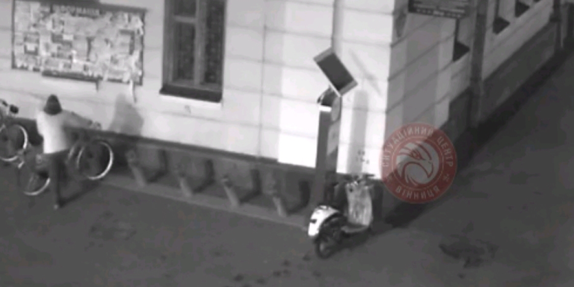 Трощив велосипеди та перекинув лавку: у центрі Вінниці неадекватний молодик потрапив на камери