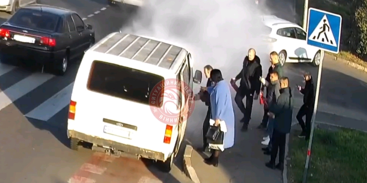 У Вінниці під час руху загорівся автомобіль: гасити вогонь допомагали водії інших авто