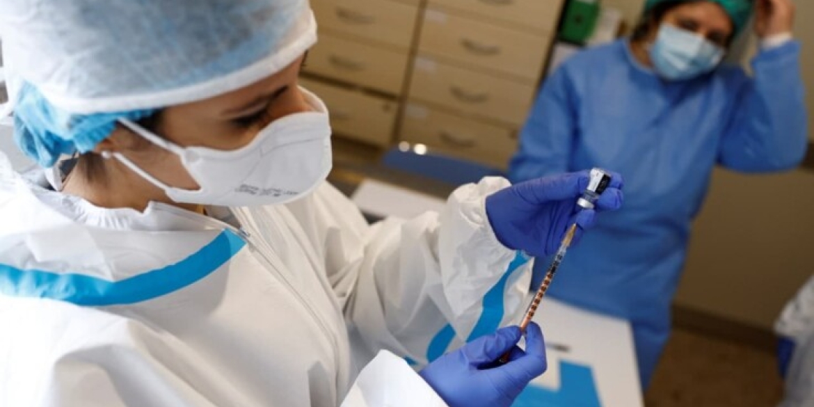 Урядовці обіцяють розпочати масову вакцинацію населення в лютому