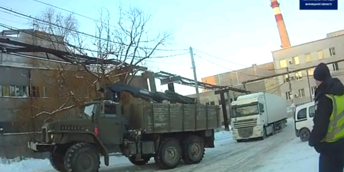 Неподалік колишнього Хімзаводу водій вантажівки застряг в снігу – допомогли патрульні