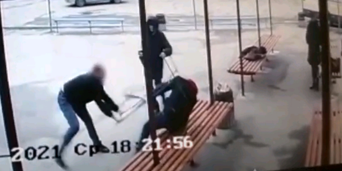 В Калинівці на автовокзалі п’яний дебошир ледь не вбив металевим щитом чоловіка