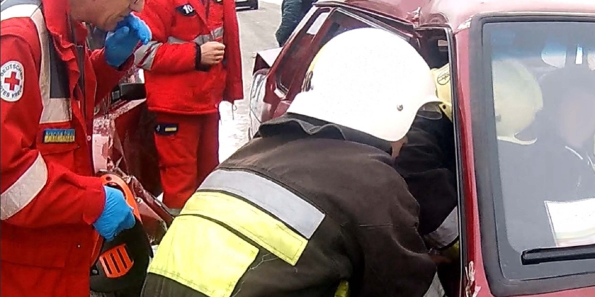 Неподалік Калинівки через зіткнення з деревом загинув водій Opel