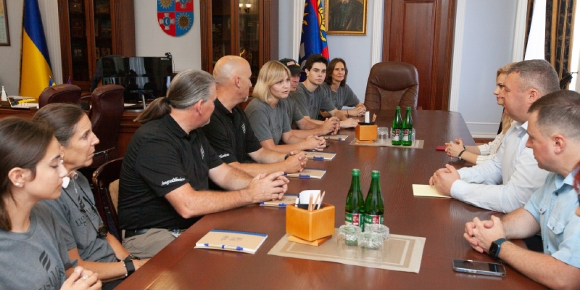 "Серпнева місія" під час візиту до Вінниці заявила, що допоможе відбудувати Україну