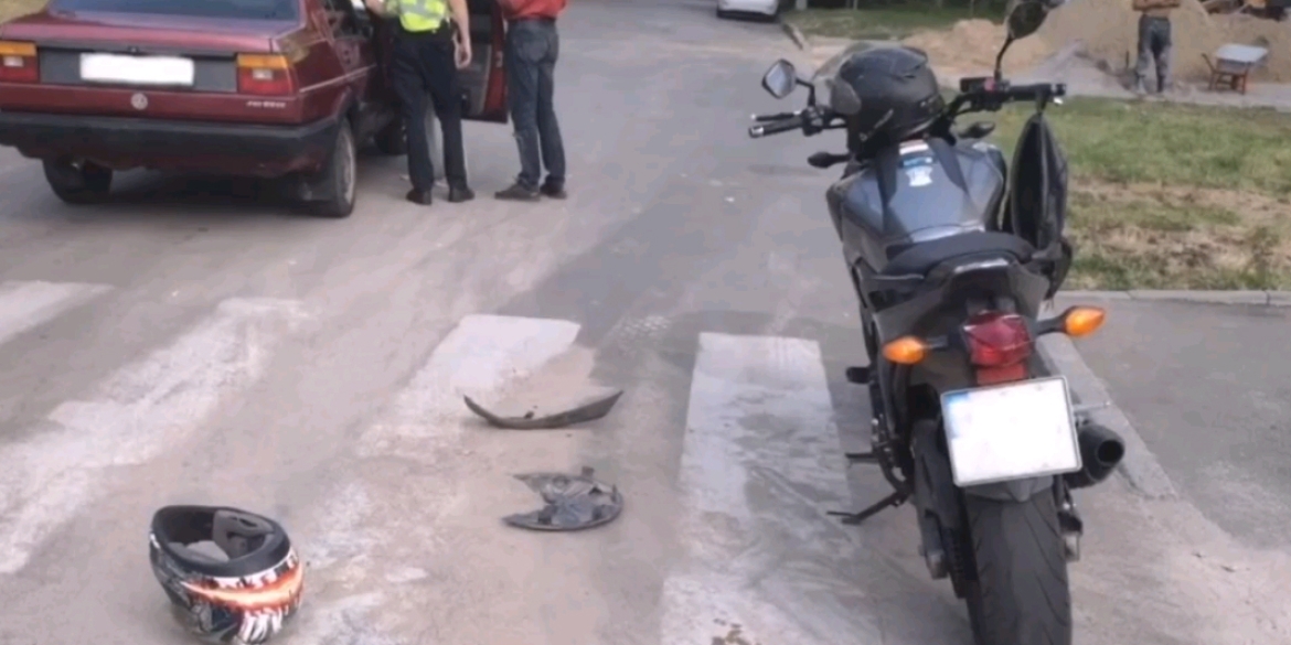 На вулиці Замостянській у Вінниці "не розминулись" авто та мотоцикл