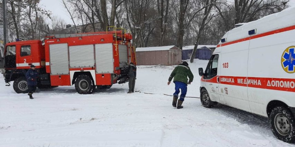 Рятувальники визволили зі снігової "пастки" карету екстреної медичної допомоги