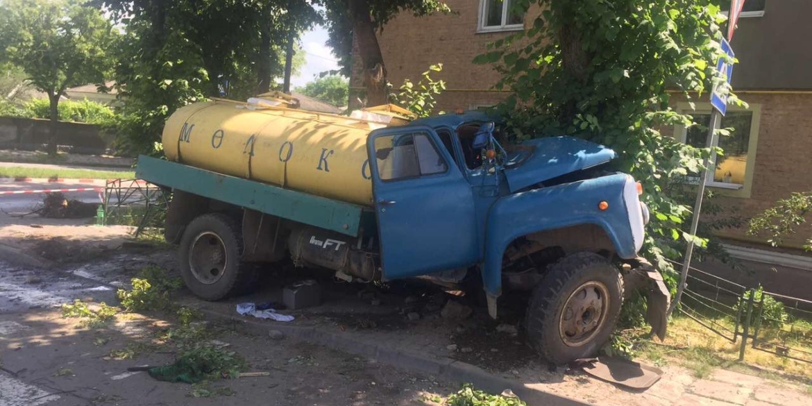 У Могилів-Подільському молоковоз в’їхав у дерево – водій загинув на місці