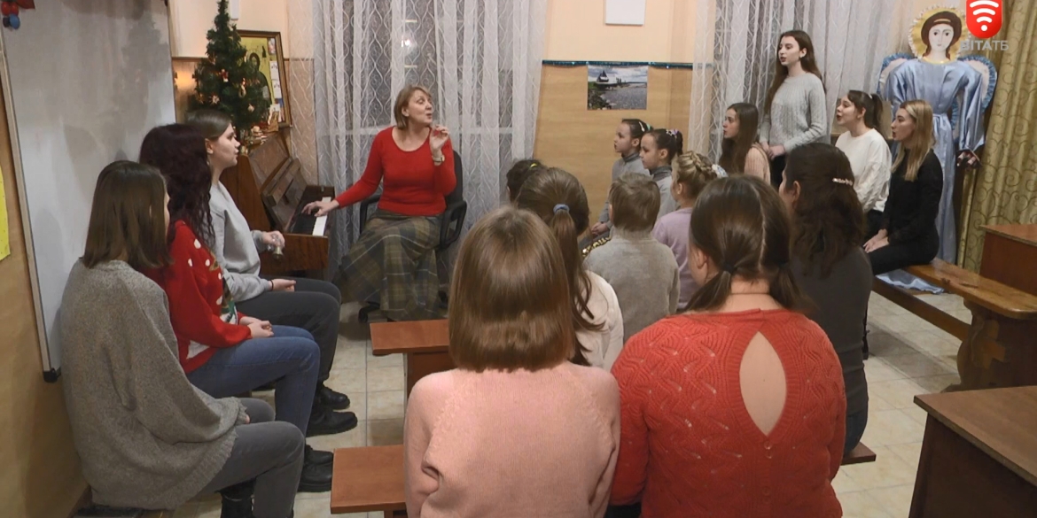 Хористи Спасо-Преображенського собору	виконують різдвяні пісні декількома мовами