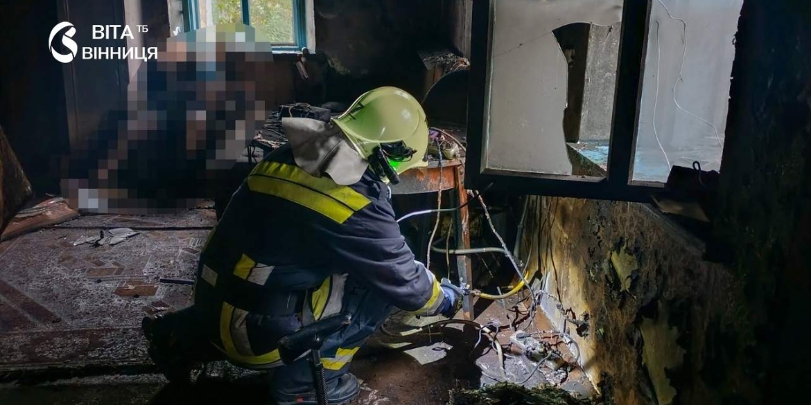 Обгорілий житловий будинок у сільській місцевості на Вінниччині після пожежі