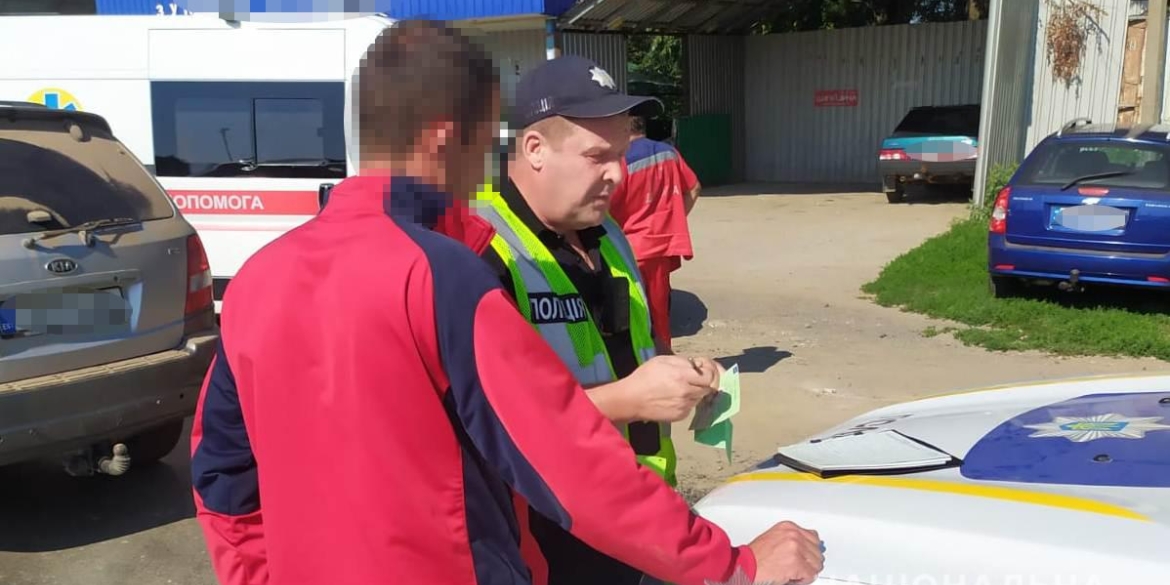 Поліцейські перевіряють, як реагують вінницькі водії на авто екстрених служб із сиренами та маячками