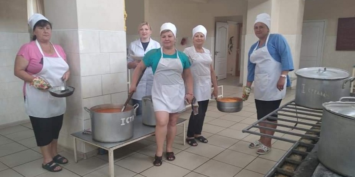 У Калинівці благодійники та жителі громади допомагають центральній районній лікарні харчувати хворих 
