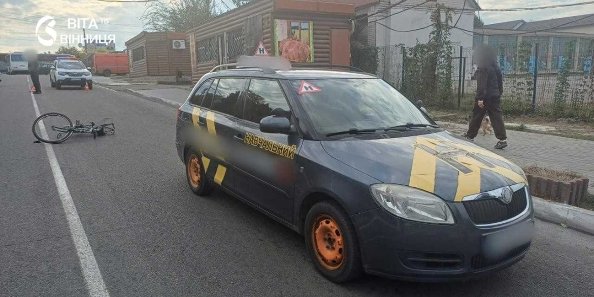 87-річний велосипедист потрапив до лікарні після ДТП з навчальною машиною в Ладижині