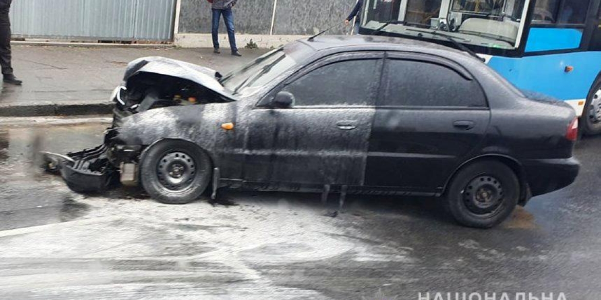 У Вінниці Daewoo протаранив тролейбус, Toyota та загорівся