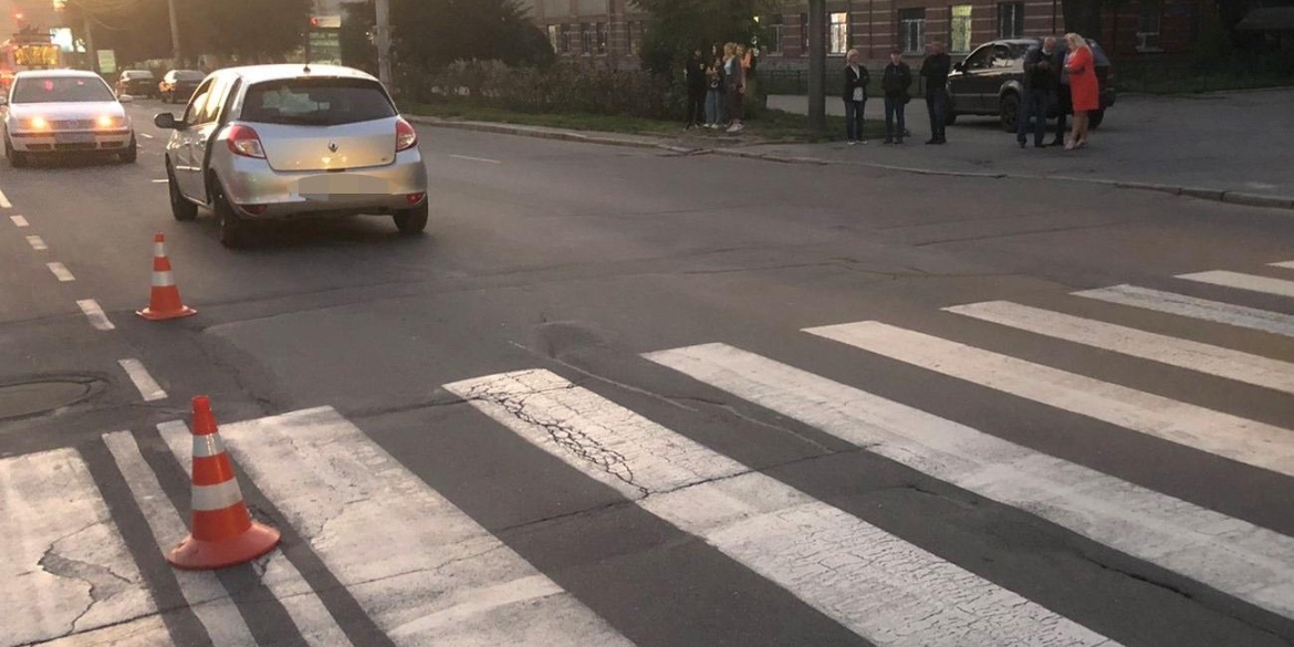 У Вінниці водій Renault збив трьох студенток на переході