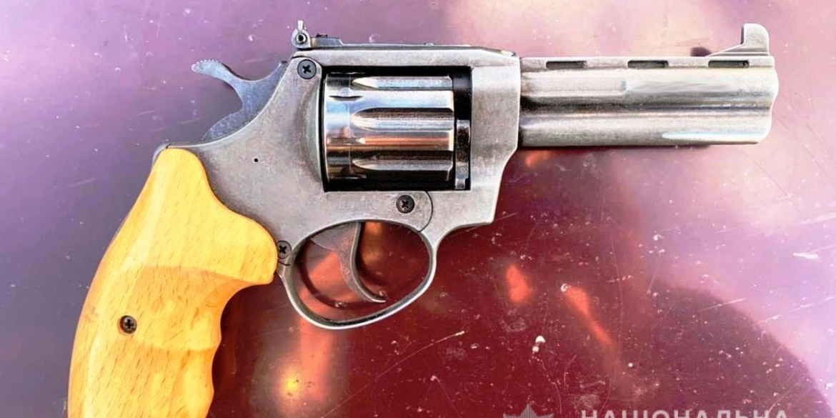 В Калинівській громаді чоловік револьвером погрожував продавчині