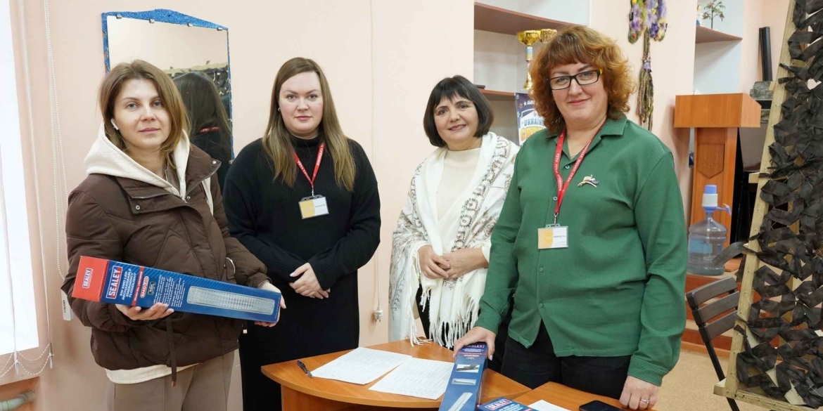 Акумуляторні ліхтарі від британських волонтерів отримали вінницькі родини