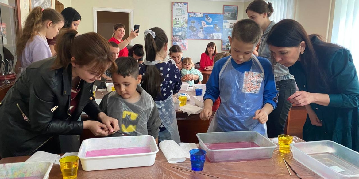 Арт-терапію в техніці ебру для дітей провели у Вінниці