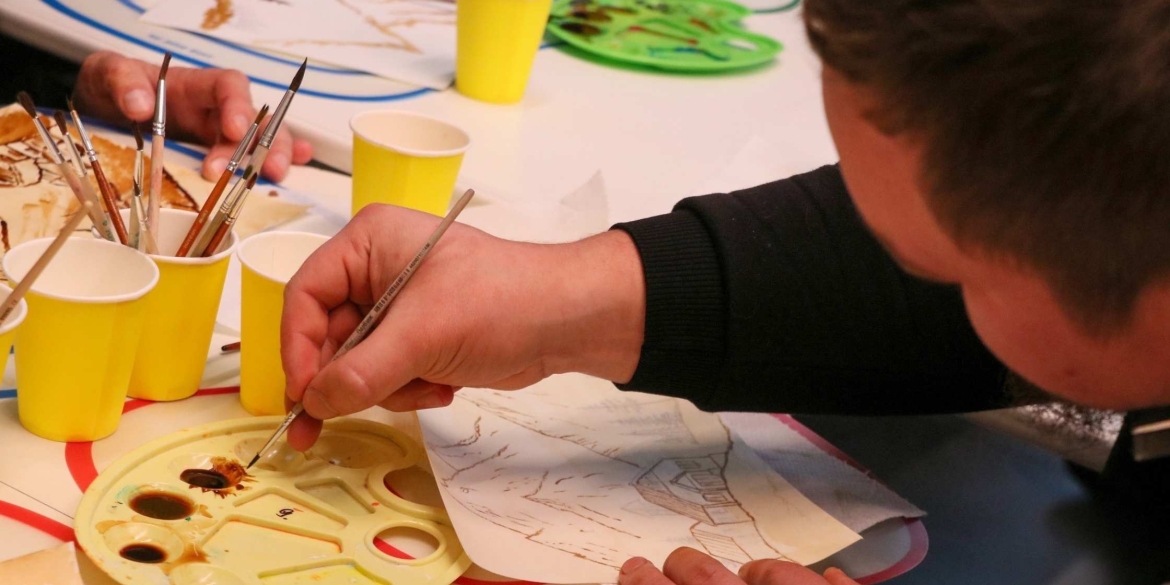 Арттерапія для поранених вінницьких воїнів як малюнок кавою допомагає одужати 